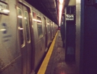 L'arrivée d'un train en gare de York Street, New York City 2015