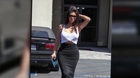 Kim Kardashian muestra sus curvas en un top corto diminuto
