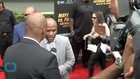 Floyd Mayweather Signs Pacquiao Contrast With $4,000 Gold Pen