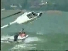 Régis remorque un bateau avec son hélicoptère